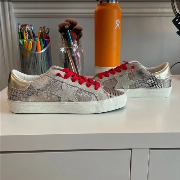 *NEVER BEEN WORN* Steve Madden Sneakers - Picture 4 of 4